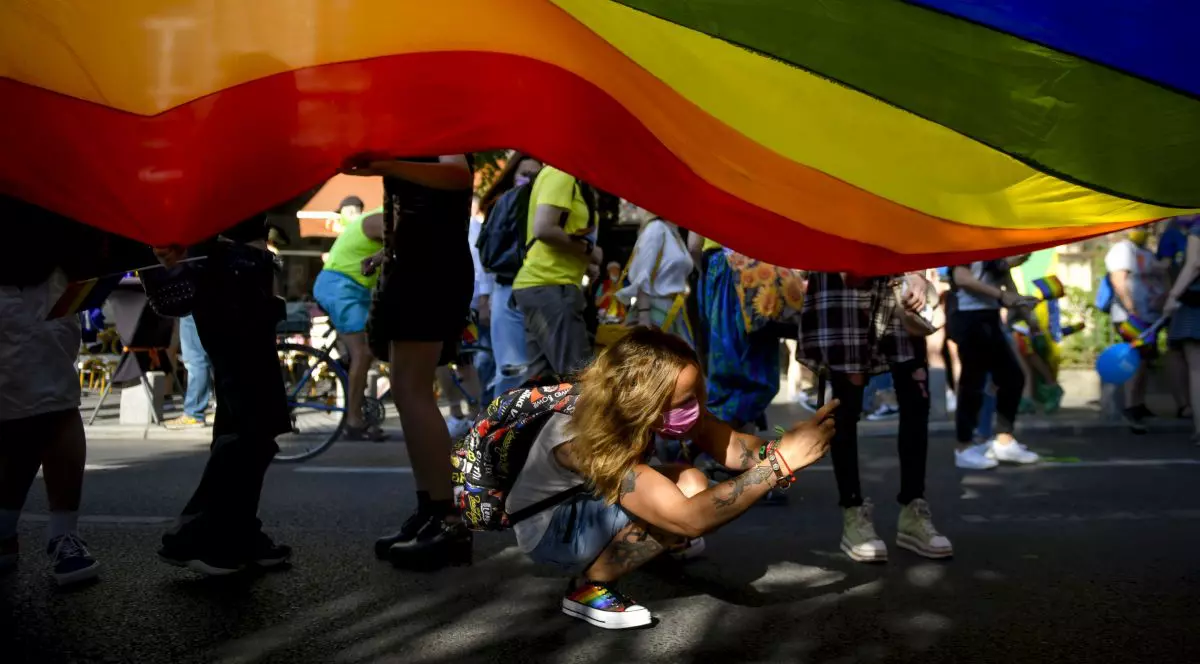 Membri si sustinatori ai comunitatii LGBTQIA+ participa la marsul "Bucharest Pride" organizat de Asociatia ACCEPT pe Calea Victoriei din Bucuresti, sambata, 14 august 2021.