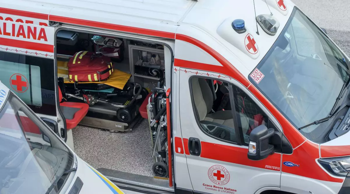 O ambulanță din Italia cu ușa deschisă lasă să se vadă un pat de prim ajutor, iunie 2025