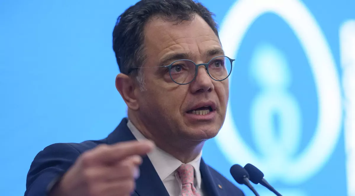 Stefan Radu Oprea explică, având mâna dreaptă ridicată, în timpul unei conefrințe de presă de la Palatul Victoria, august 2024