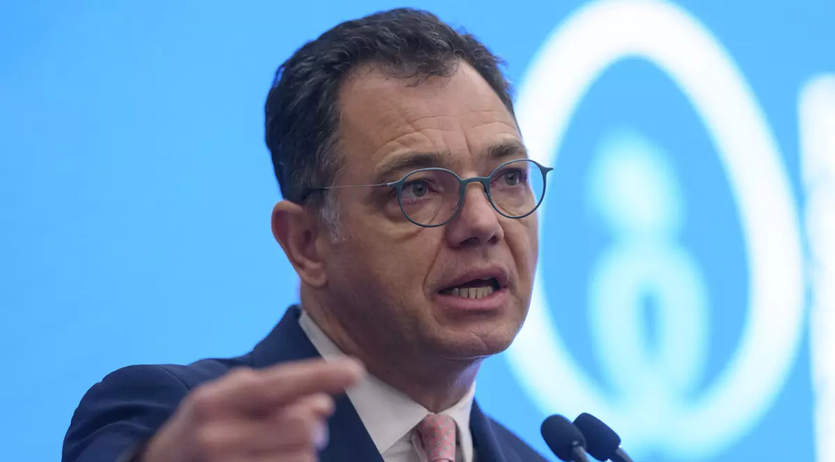 Stefan Radu Oprea explică, având mâna dreaptă ridicată, în timpul unei conefrințe de presă de la Palatul Victoria, august 2024