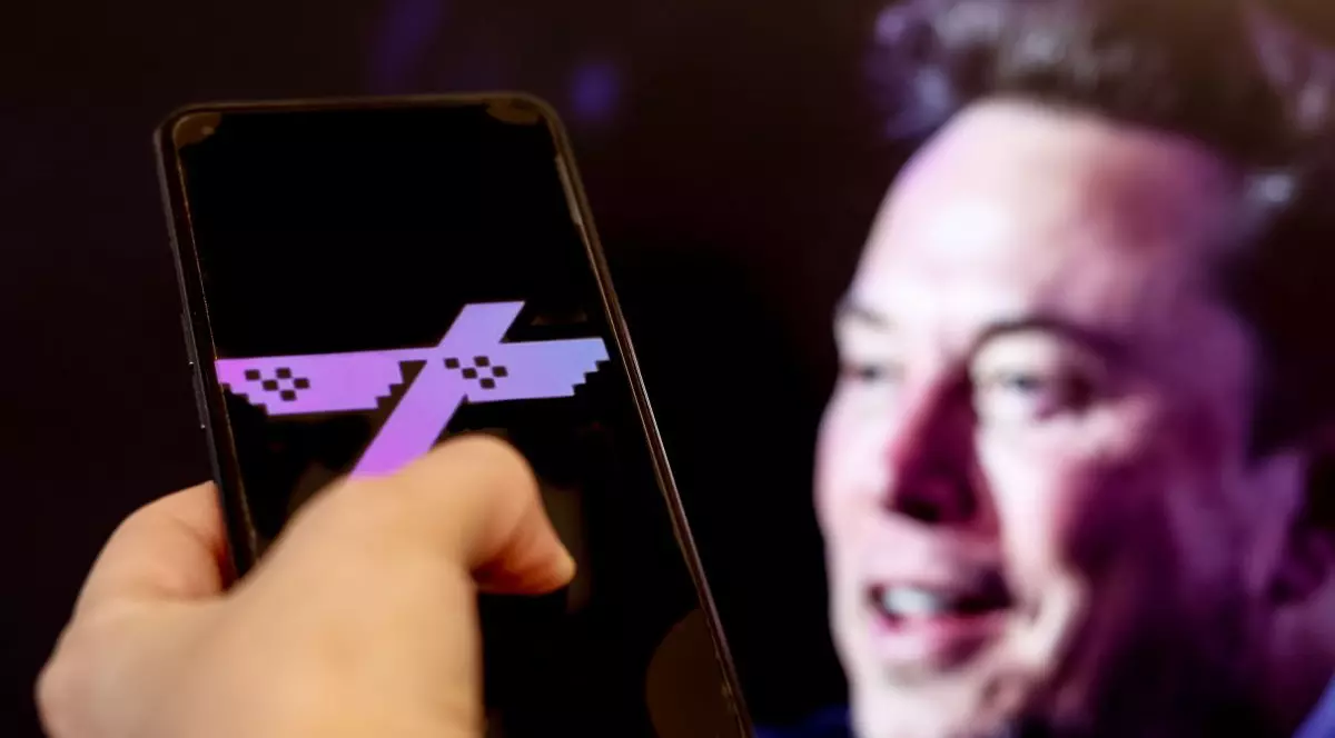 sigla aplicației Grok este afișată pe un smartphone, în timp ce în fundal, pe ecranul unui computer, se vede un portret al lui Elon Musk
