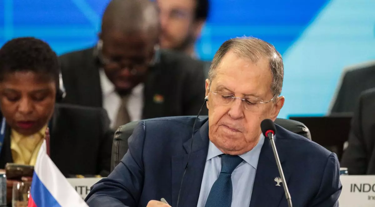 Serghei Lavrov semenază un act la deschiderea sesiunii plenare pe tema mediului din cadrul summitului BRICS de la Rio de Janeiro, iulie 2025