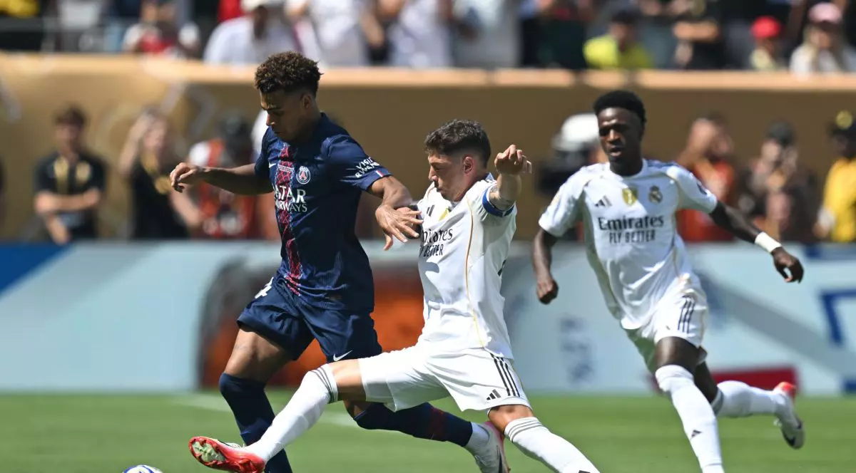 Desire Doué de la Paris Saint-Germain și Federico Valverde de la Real Madrid se luptă pentru minge în timpul semifinalei Cupei Mondiale a Cluburilor disputată la New York, pe 9 iulie 2025