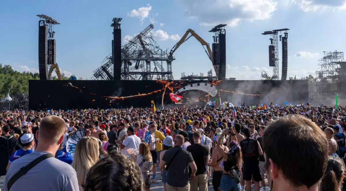 Spectatori participă la prima zi a festivalului de muzică electronică Tomorrowland din Boom, Belgia, iulie 2025
