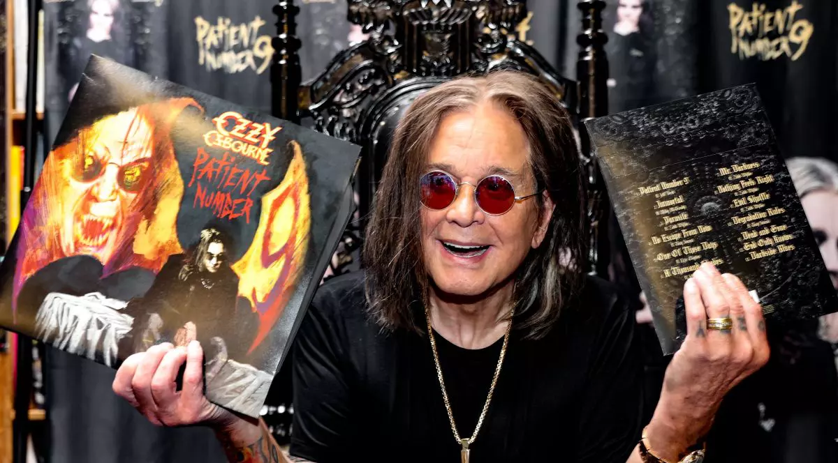 Ozzy Osbourne, membru al Rock and Roll Hall of Fame, apare la o sesiune de autografe în magazinul Fingerprints Records, în promovarea noului său album „Patient Number 9”.