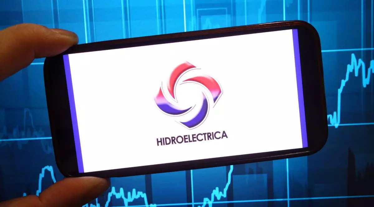 Telefonul unui ecran care arată logo-ul companiei de stat Hidroelectrica