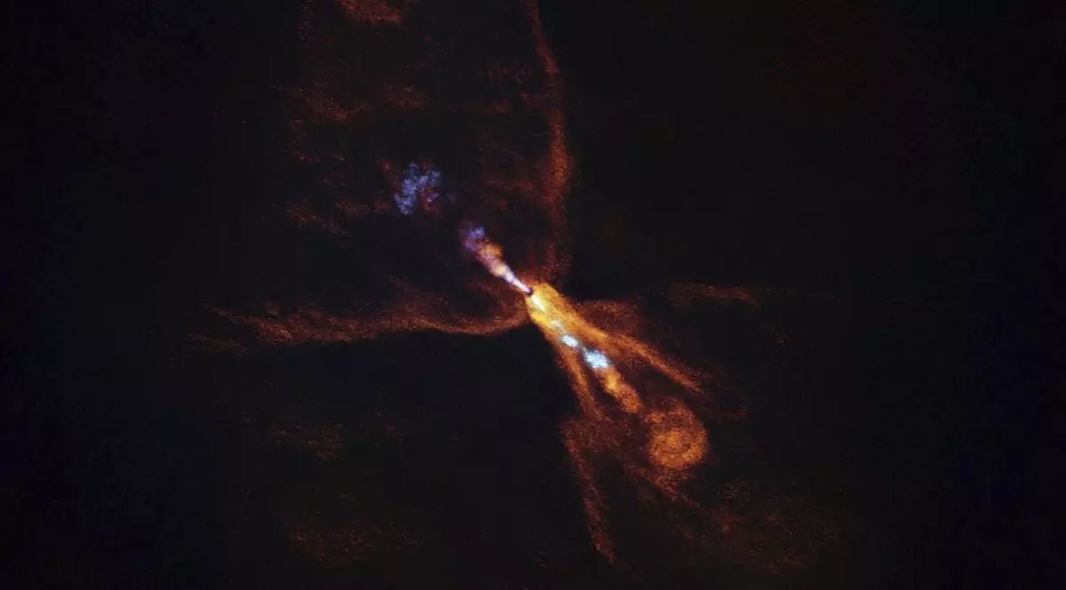 Imaginea arată HOPS-315, o stea tânără în cazul căreia astronomii au observat dovezi ale primelor etape ale formării planetelor.