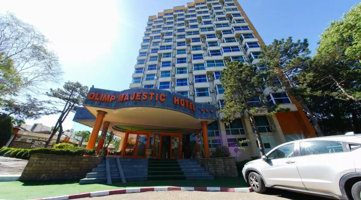 fațada hotelului Majestic din Olimp