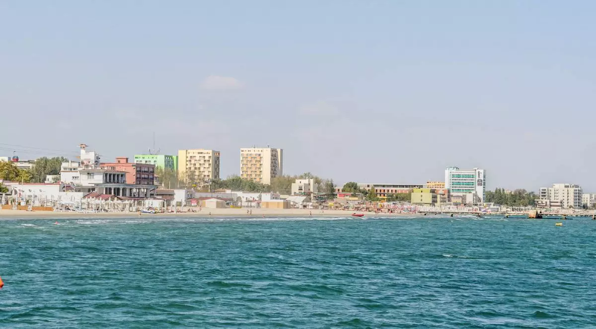 Hoteluri din stațiunea Mamaia văzute de pe barcă, din mijlocul apei, pe plajă pot fi remarcate de la distanță umbrelele deja așezate și turiștii
