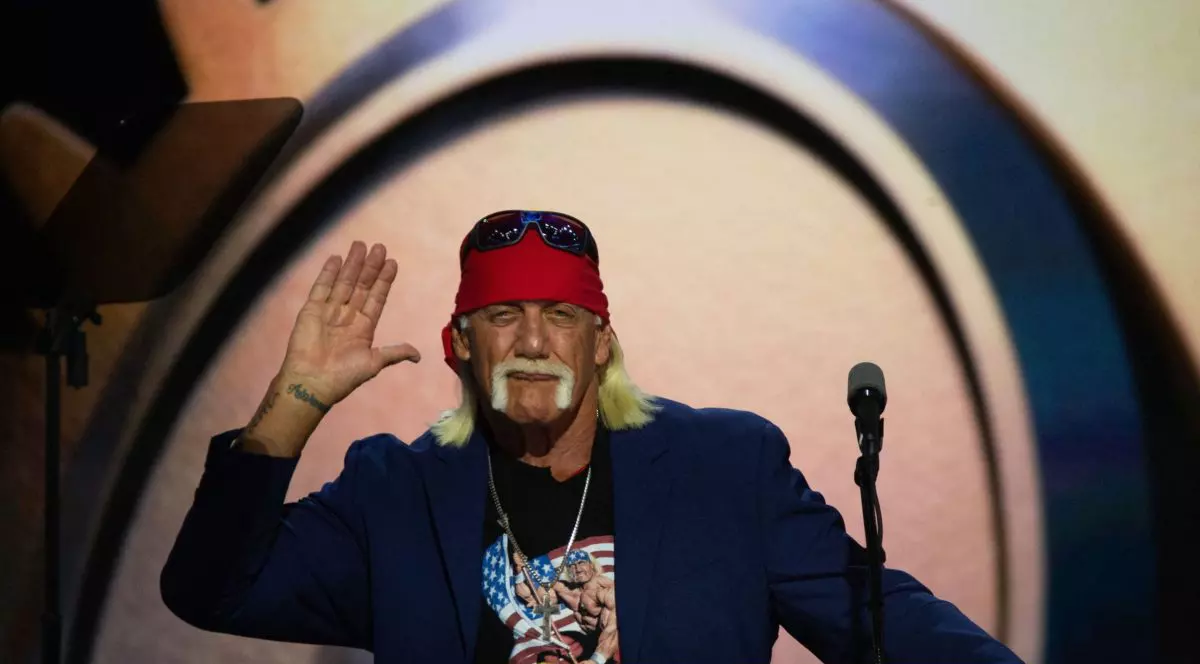 Hulk Hogan duce mâna la ureche în timpul unei adunări a conservatorilor americani, în 2024.