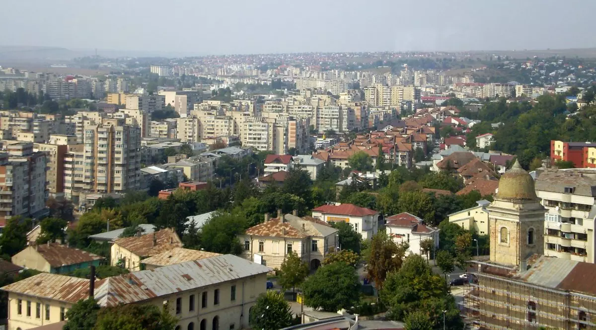 Vedere panoramică a Iașului, pe timp de zi.