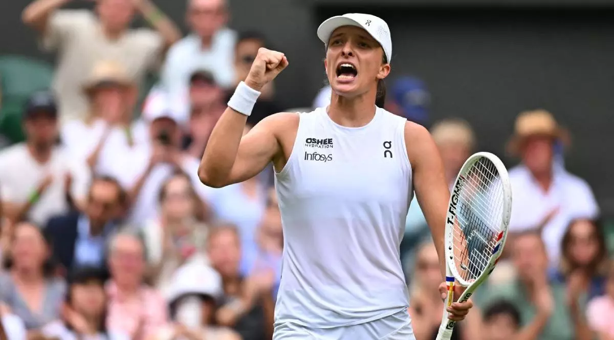 Iga Swiatek (POLONIA) în timpul meciului din runda a treia la Campionatele de la Wimbledon din 2025, desfășurate la AELTC în Londra, MAREA BRITANIE, pe 5 iulie 2025
