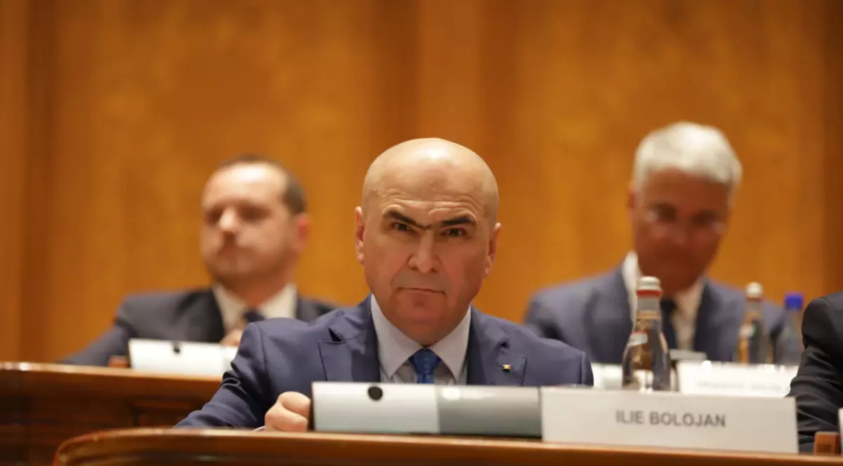 Ilie Bolojan în timpul unei ședințe, cu alți doi participanți în fundal
