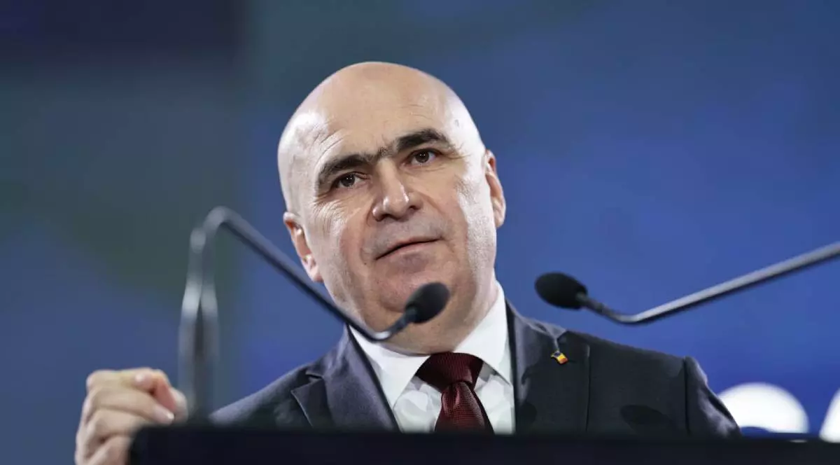 Ilie Bolojan, in sacou negru, cravată, si camasa albă, vorbește la un pupitru cu doua microfoane în față, la Congresul PNL, în timpul discursului ținut înainte de începerea votului