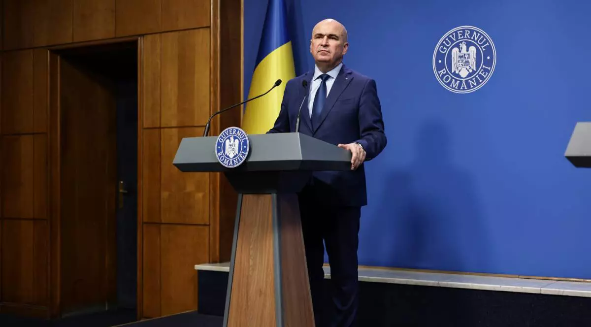Ilie Bolojan îmbrăcat la costum, în timpul conferinței de presă de la Palatul Victoria