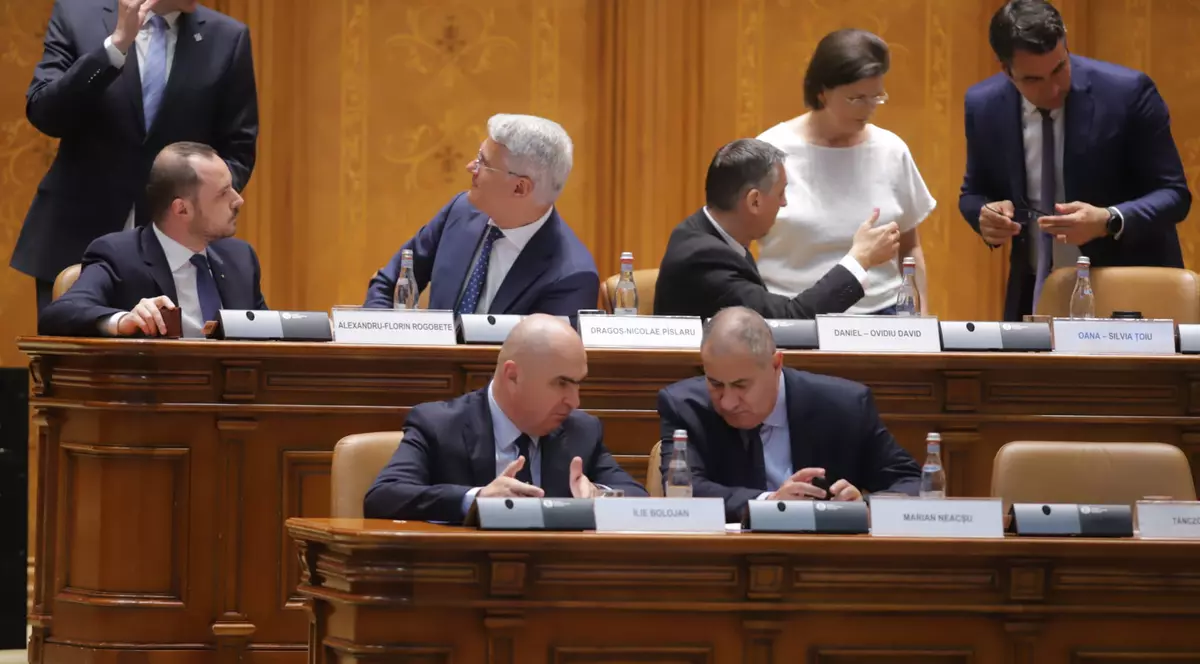Ilie Bolojan si Marian Neacșu discutând în timpul moțiunii de cenzură FOTO Dumitru Angelescu