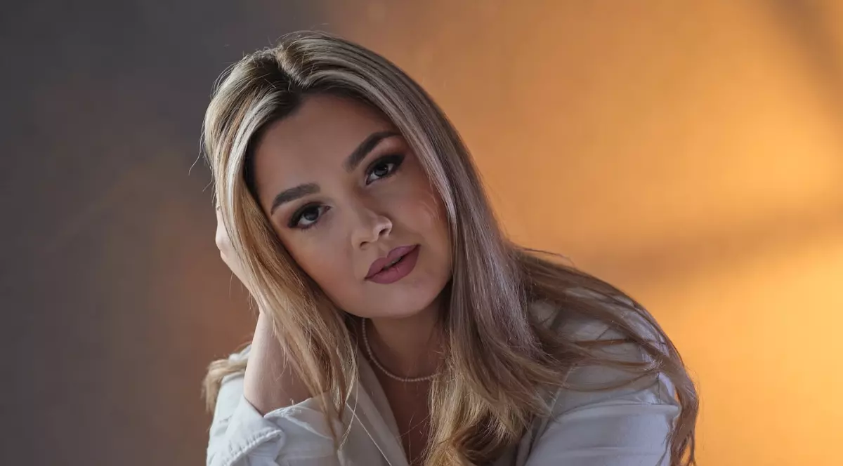 Imaginea cu Ilinca Simion la plajă a atras atenția fanilor de pe Facebook. Cum s-a pozat soția lui George Simion: „Eu și bebelușul meu”