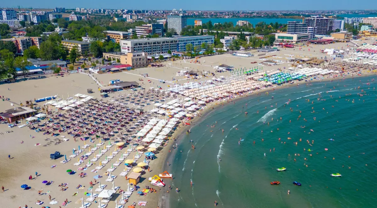 Imagine aeriană cu plaja din Mamaia, cu șezlonguri, hoteluri, umbrele
