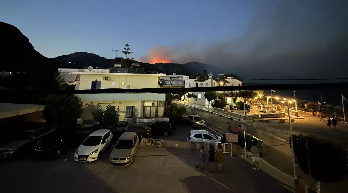 Grecia luptă cu incendiile uriașe, oamenii fug din fața flăcărilor: Explozii lângă Atena, Creta învăluită de fum
