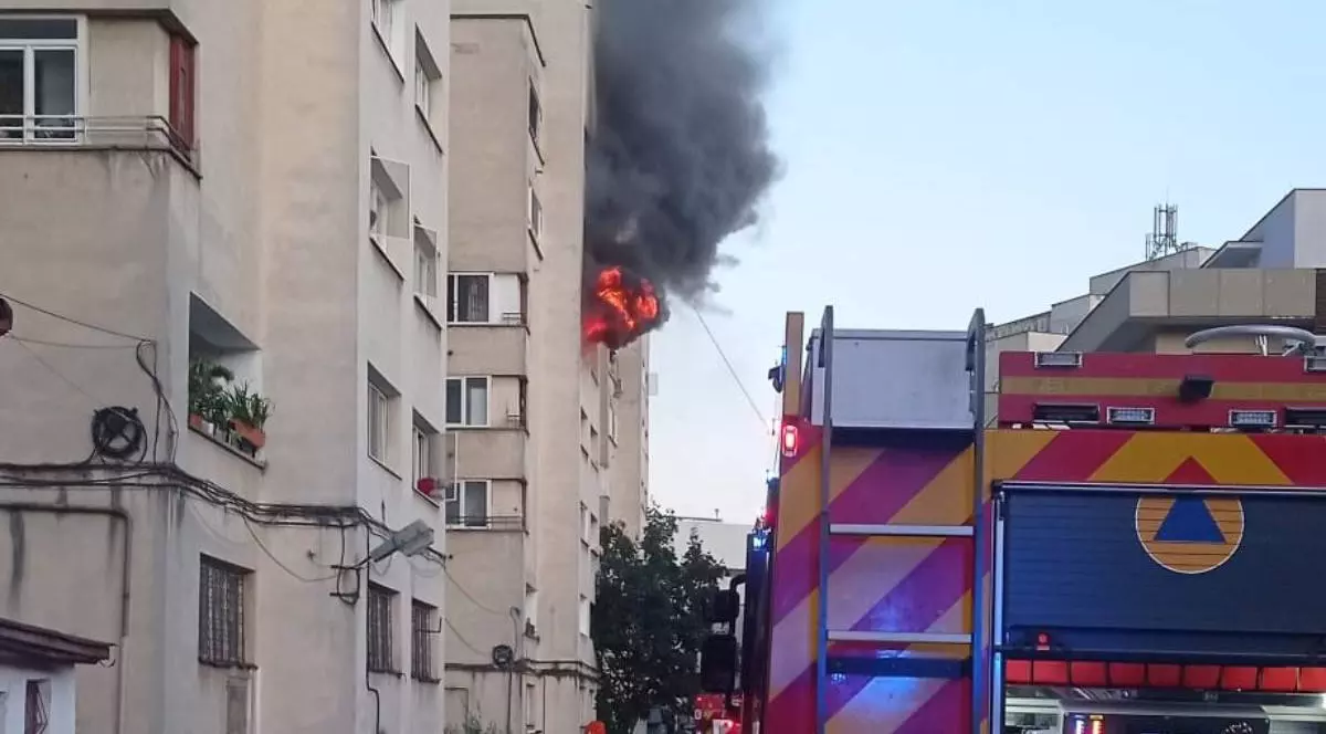 Imagine cu flăcările care mistuie un apartament dintr-un bloc de 10 etaje din Baia Mare. O autospecială este văzută la fața locului, iar fumul negru se ridică la cer