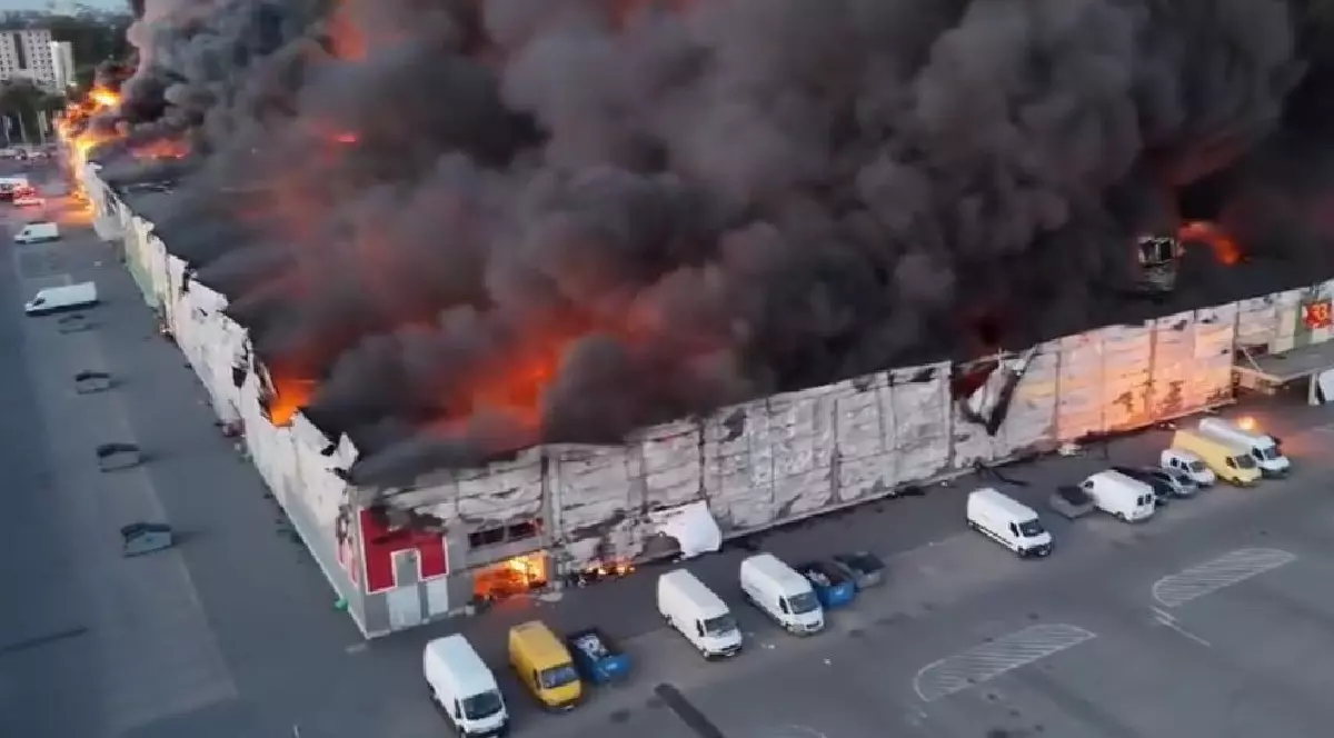 Un centru comercial din Varșovia, Polonia, care arde - mai 2024