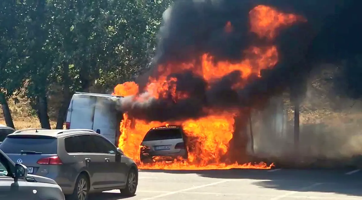 Imagine de la locul incendiului, făcută în parcarea de lângă plaja Modern