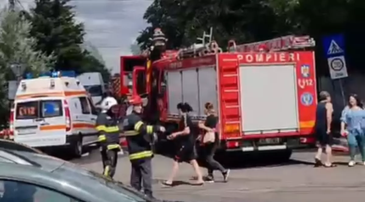 Mașină de pompieri, o ambulanță și mai mulți pompieri la un incendiu din Sectorul 1 București