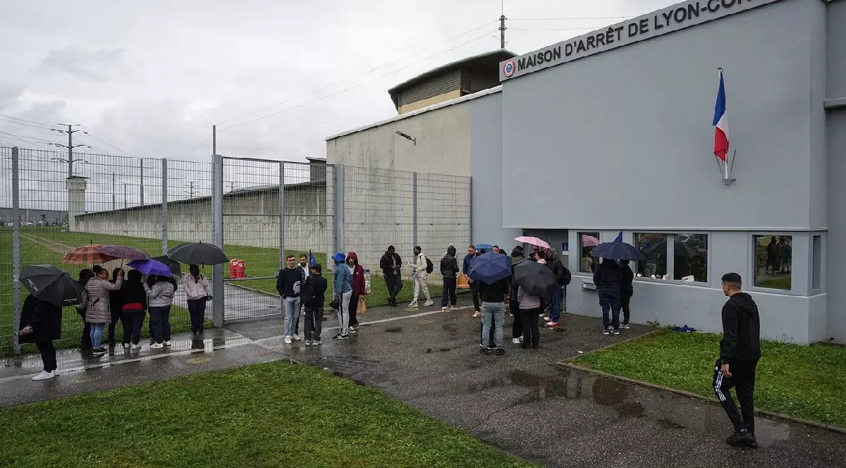 Mai multe persoane adunate în fața închisorii Corbas, în timpul unui protest, lângă Lyon, Franța, 15 mai 2024
