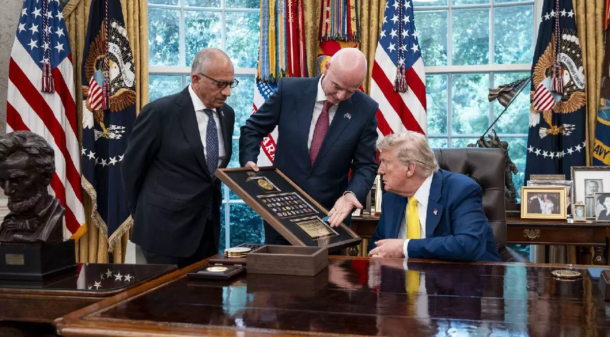 Președintele FIFA, Giani Infantino, i-a prezentat președintelui Statelor Unite, Donald J. Trump, o colecție de insigne ale echipelor de fotbal, după întâlnirea cu membrii echipei Juventus Football Club, în Biroul Oval al Casei Albe.