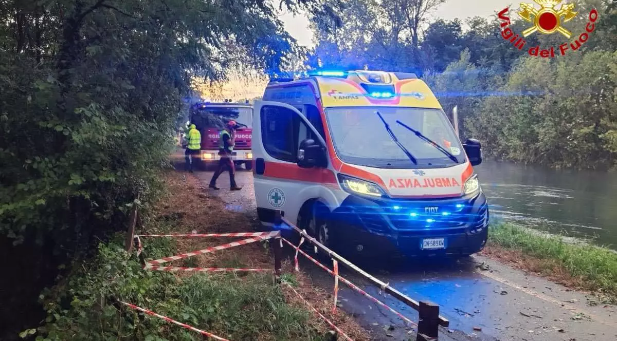 Intervenție a serviciilor de urgență după furtuna violentă din zona orașului Milano. O femeie a fost ucisă de un copac prăbușit Foto: Profimedia