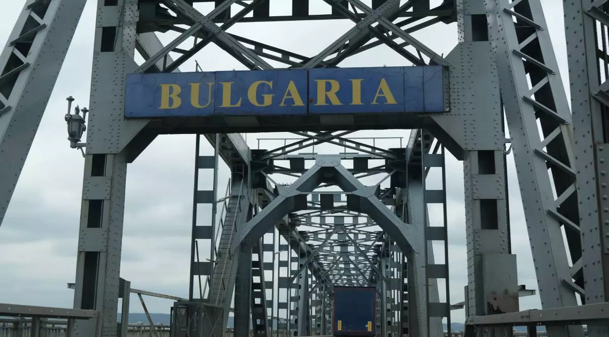 Intrarea în Bulgaria pe podul prieteniei, un TIR albastru se deplasează pe prima bandă
