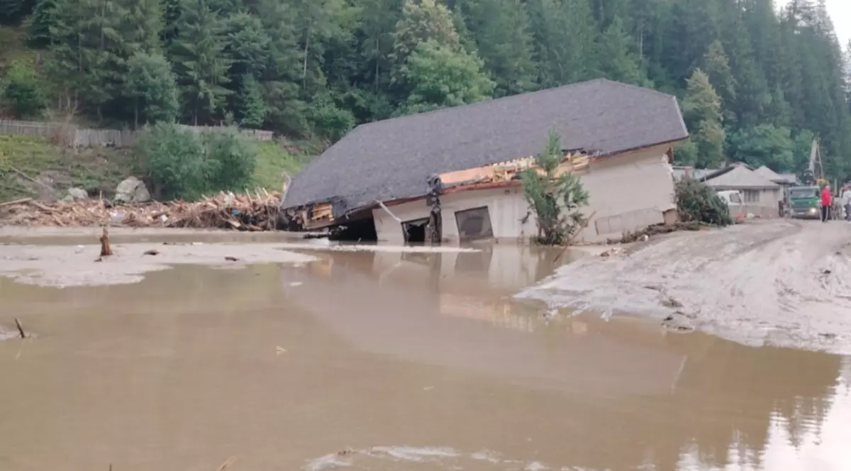 apa tulbure înghite o casă în urma potopului de la Broșteni