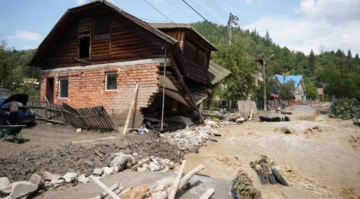 O casă din Broșteni a fost luată de ape, jumătate din construcție s-a dărâmat, apa curge pe străzi, iar curțile au fost complet distruse