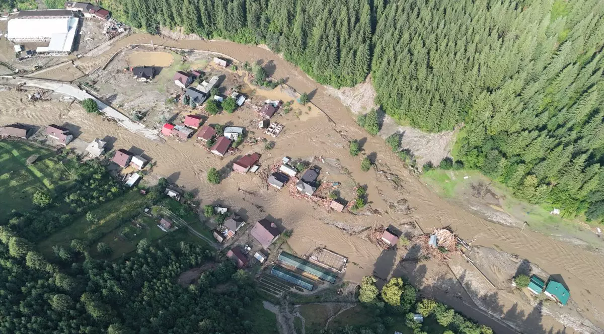 Inundatiile din Suceava, vazute din drona. Apa inconjoara mai multe case.