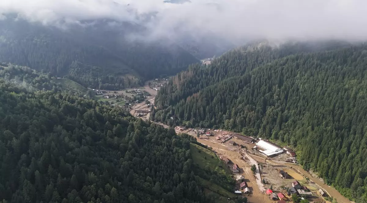 Inundatiile din Suceava, vazute din drona. Apa inconjoara mai multe case.