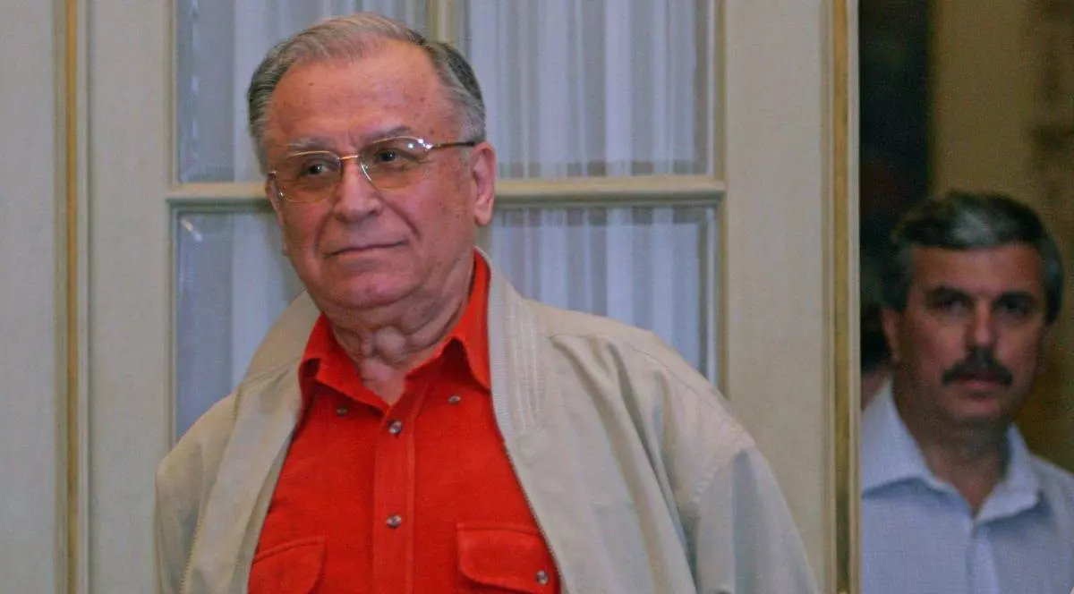Ion Iliescu surprins în timp ce poartă o jachetă crem și o cămașă roșie. Fotografia a fost făcută în mai 2007