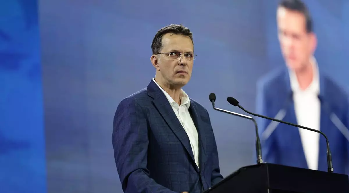Ionuț Moșteanu, îmbrăcat într-un sacou bleumarin și o cămașă albă, fotografiat ușor din profil, în timp ce stă la un pupitru în cadrul Congresului PNL, 12 iulie 2025