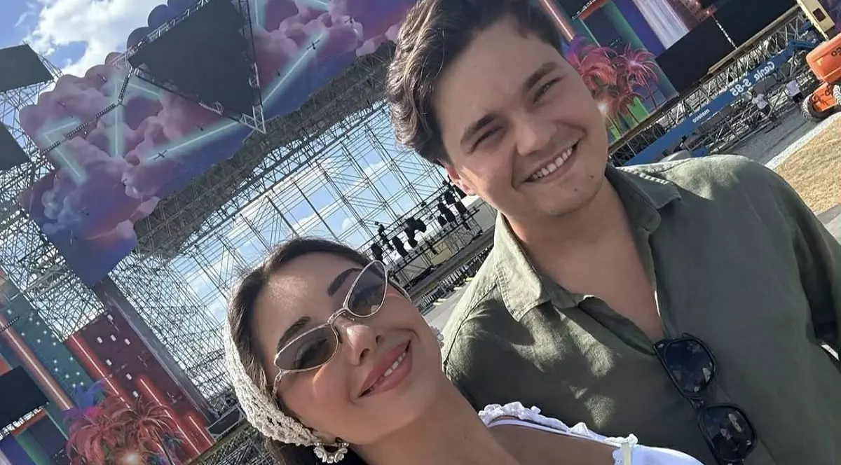 Cum a apărut iubita lui Selly la Beach! Please 2025. Îmbrăcată într-un sutien cu inimioare și fustă mini, Smaranda a atras atenția