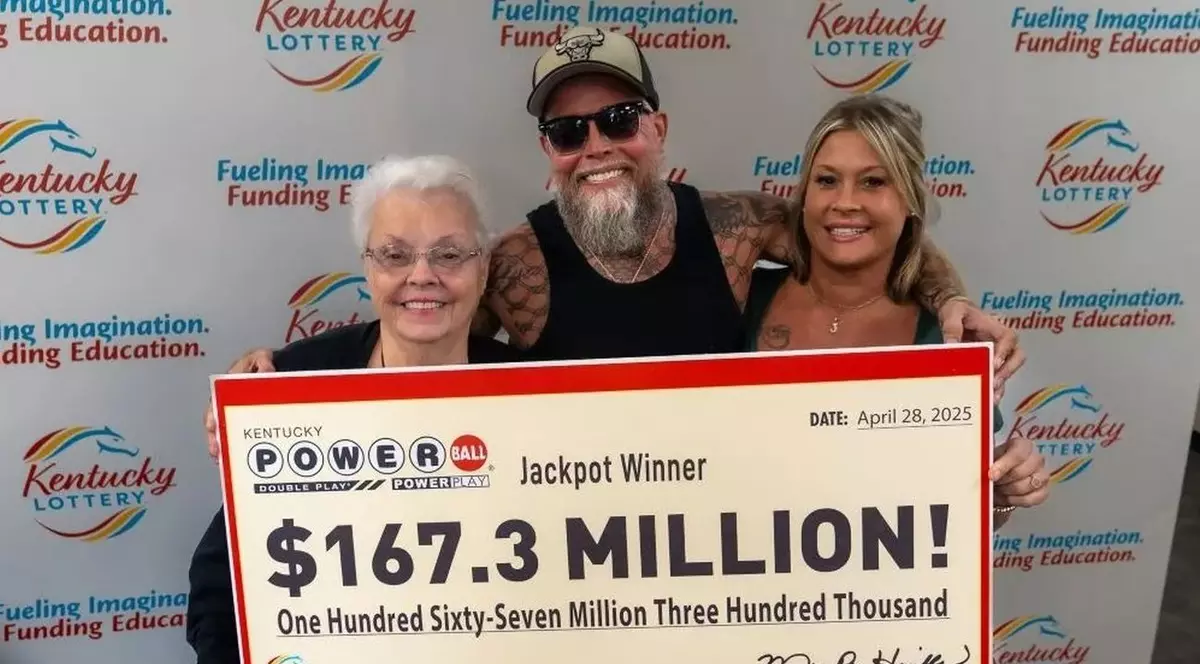 James Farthing, împreună cu mama lui, Linda Grizzle, și iubita lui, Jacqueline Fightmaster, au revendicat împreună câștigul de la Loteria din Kentucky, în aprilie