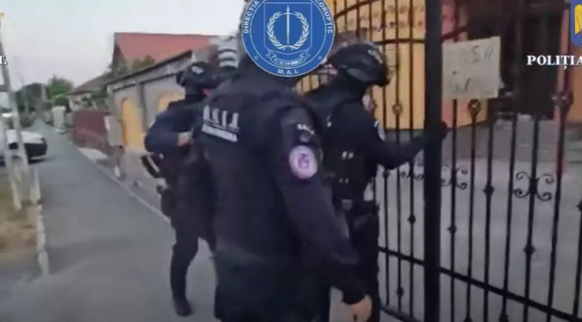 Imagine cu trei jandarmi care se pregătesc să intre în locuința polișistului din Moreni