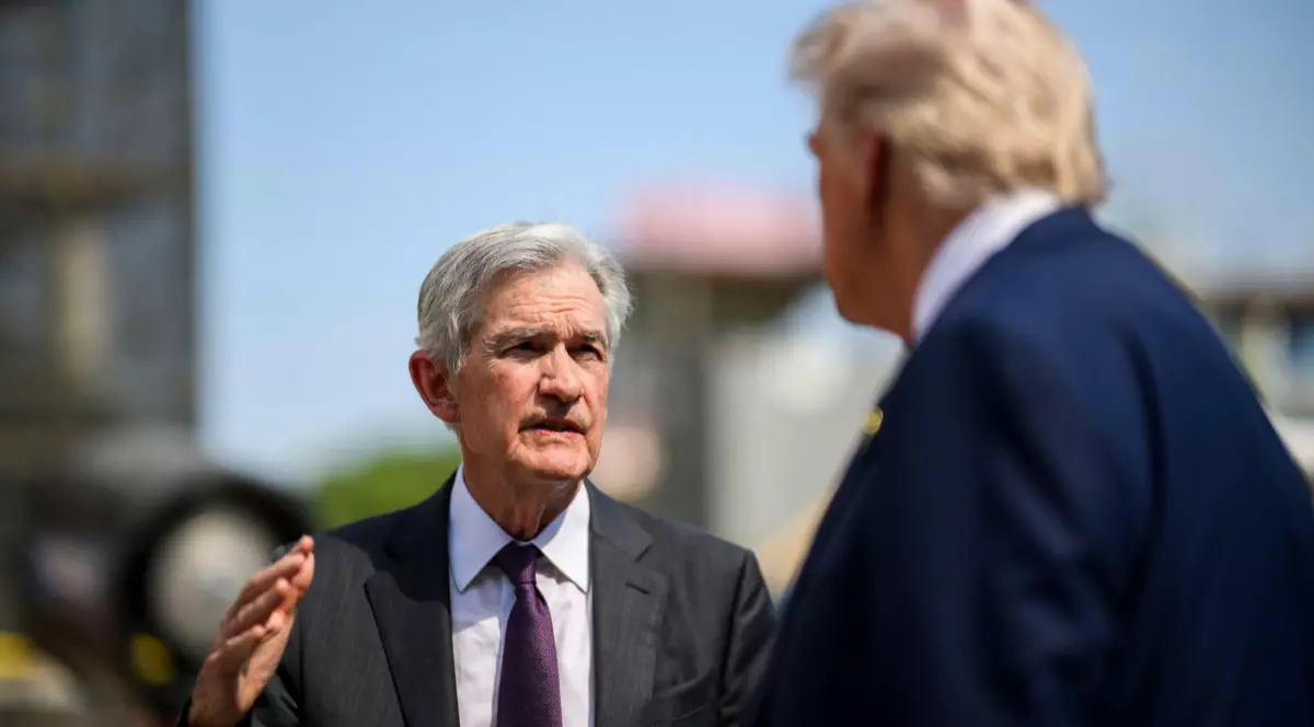 Jerome Powell în stânga și Donald Trump în dreapta, în timpul unor discuții