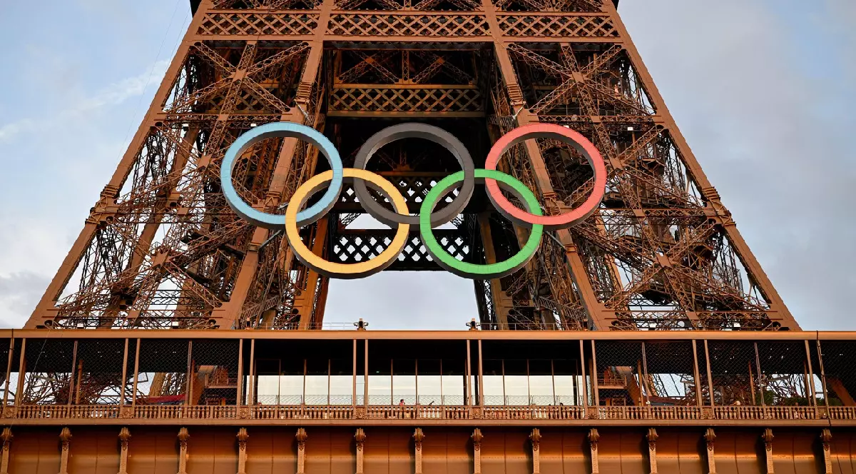 Inelele olimpice instalate pe Turnul Eiffel pentru Jocurilor Olimpice de la Paris din 2024.