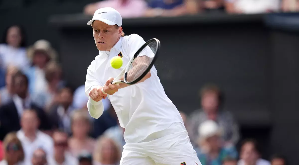 Jannik Sinner l-a învins duminică pe marele său rival, dublul campion en-titre Carlos Alcaraz