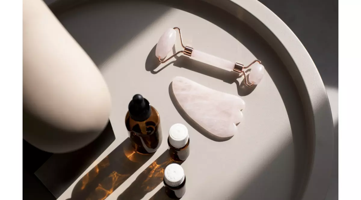 Seruri de skin care, asezate pe o masuta gri