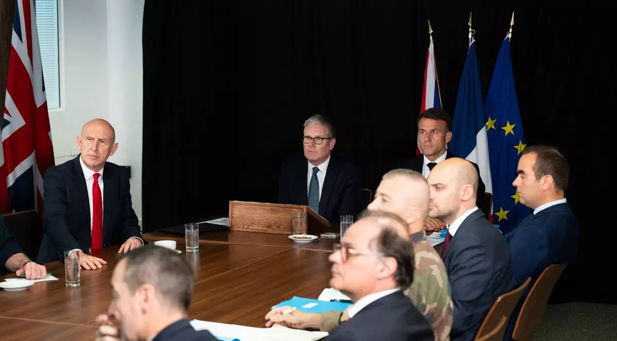 Keir Starmer, în capul mesei, stânga, alături de Emmanuel Macron, prezidează reuniunea Coaliției celor dispuși Foto: Profimedia