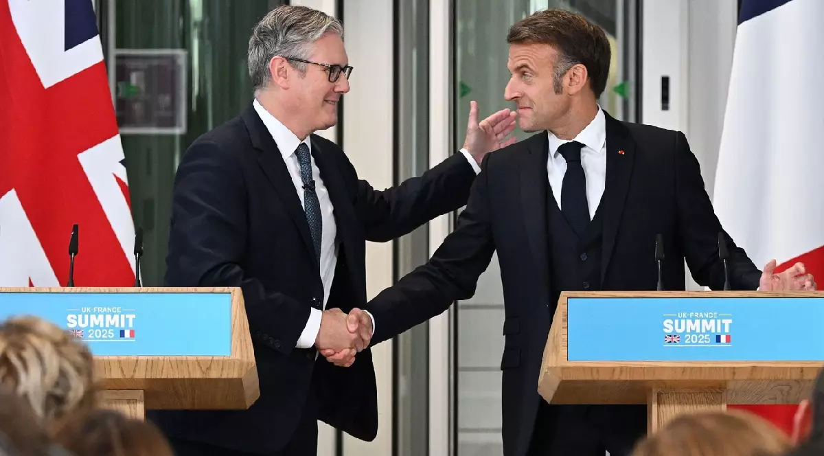 Prim-ministrul Sir Keir Starmer și președintele francez Emmanuel Macron în timpul unei conferințe de presă în cadrul unei vizite militare comune la Comandamentul Maritim Aliat.