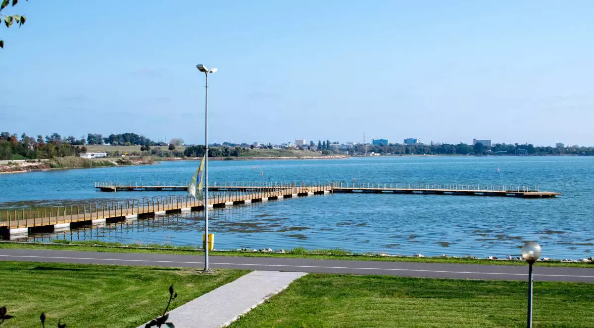 Faleza lacului Techirghil de la Eforie