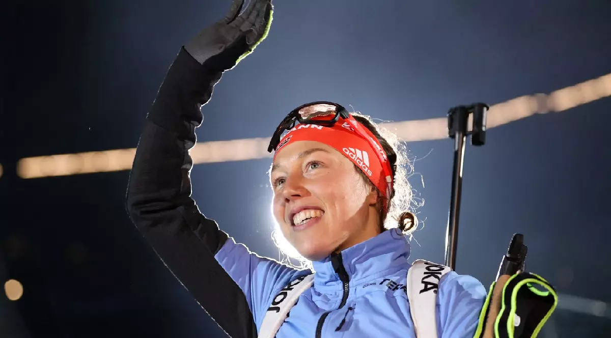 Sportiva Laura Dahlmeier salută spectatorii la finalul carierei sale, după cea de-a 18-a ediție a Biathlon World Team Challenge (WTC) din Veltins Arena auf Schalke.