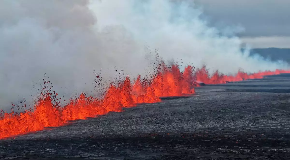 Imagine cu zidul de lavă produs de erupția din Islanda.