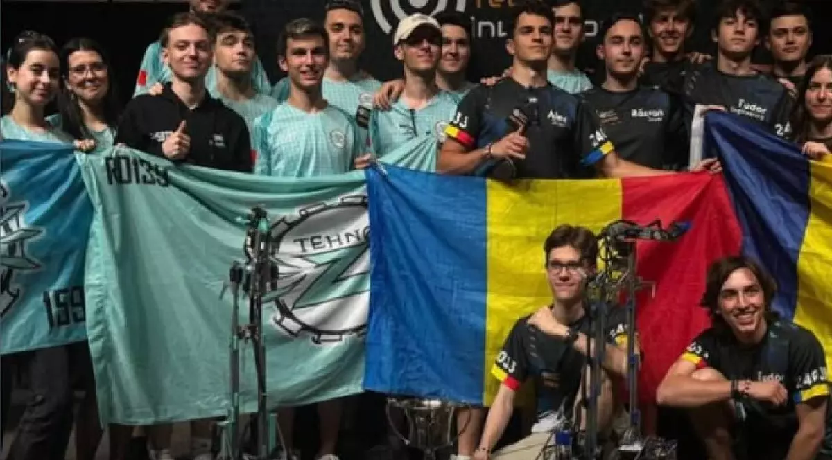 Echipa de robotică TehnoZ de la Colegiul Național «Zinca Golescu» din Pitești a obținut o victorie impresionantă la concursul Maryland Tech Invitational (MTI) din Statele Unite. În poză sunt liceeni care țin steagul României